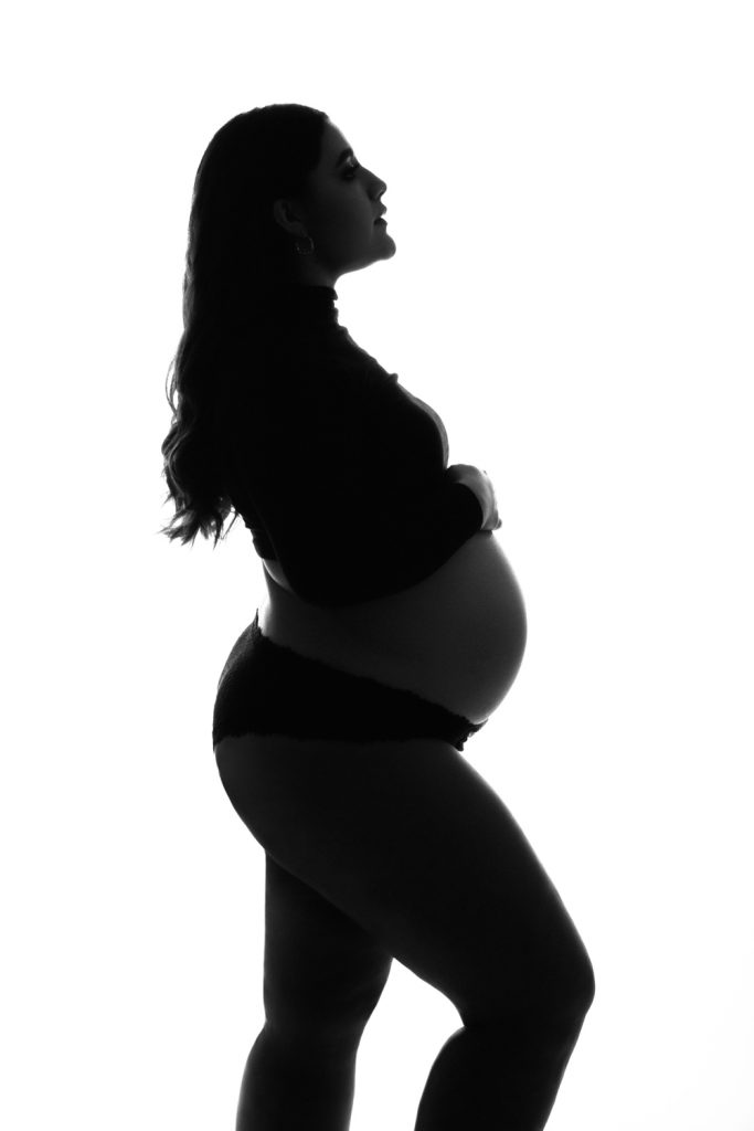 retrato de embarazo en contraluz