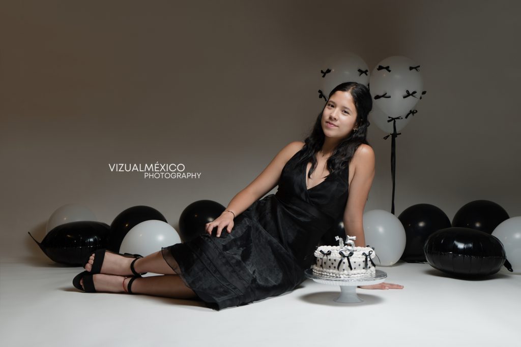 sesion de cumpleaños 15 en set blanco y negro en toluca y metepec
